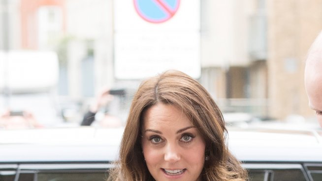 Фенове на херцогинята на Кеймбридж обсадиха болницата, в която ще ражда