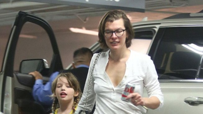 Мила Йовович небрежна и без грим с дъщеря си