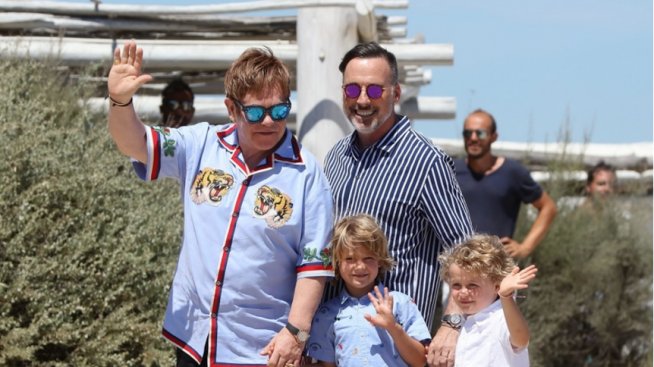 Елтън Джон и семейството му почиват във Франция