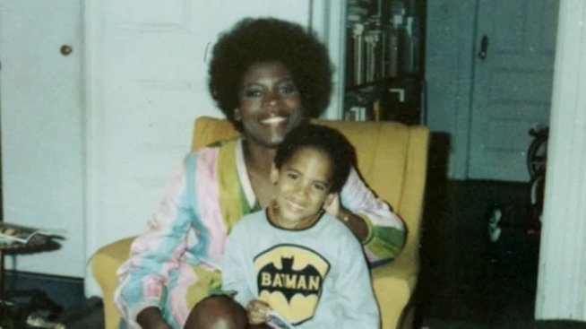 Звездите бръкнаха в архива за Деня на майката