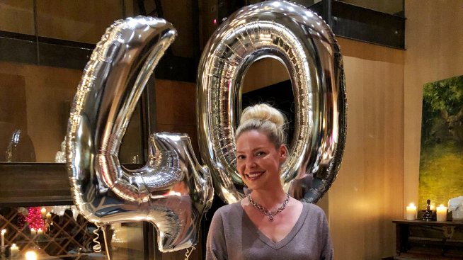 Усмихната и секси: Катрин Хейгъл стана на 40