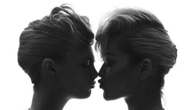 Кара продължава да налита на жени