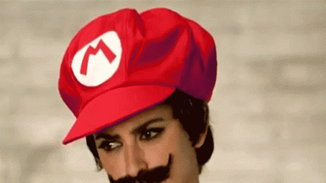 Пенелопе си лепва мустаци и става Супер Марио  (видео)