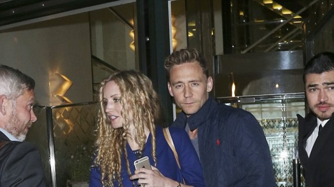 Ново начало: Том Хидълстън с красива историчка