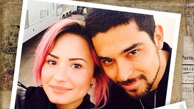 Деми Ловато отрича да се е сгодила