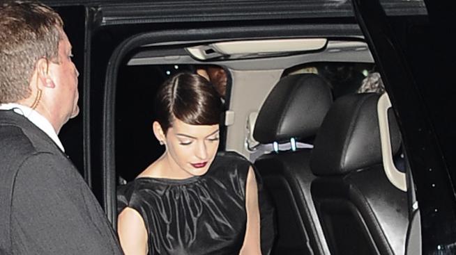 Ан Хатауей си показа гениталиите на премиера