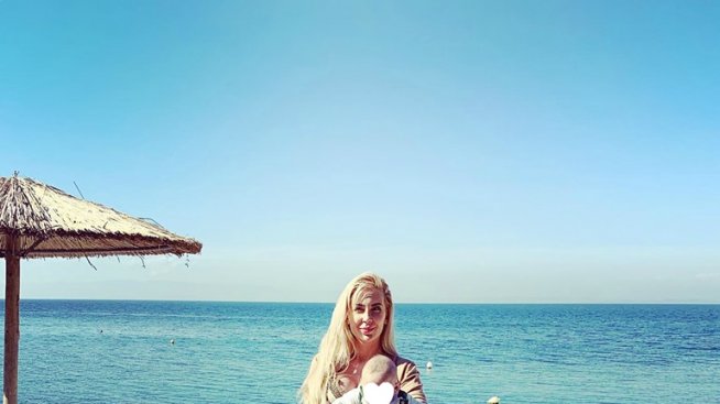 Антония Петрова се пусна по бански в Гърция