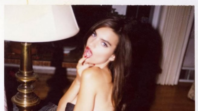 Гола и обидена: Ратайковски се разсърди на фотограф (Снимки 16+)