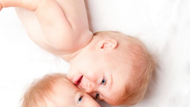 Как да предотвратите ревността между близнаци