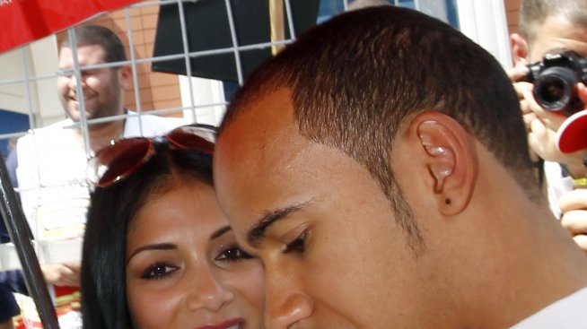 Никол Шерцингер благоговее пред Луис Хамилтън