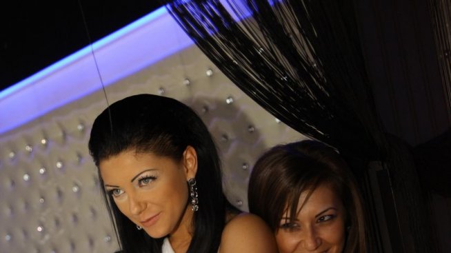 Емануела пее на новото си гадже