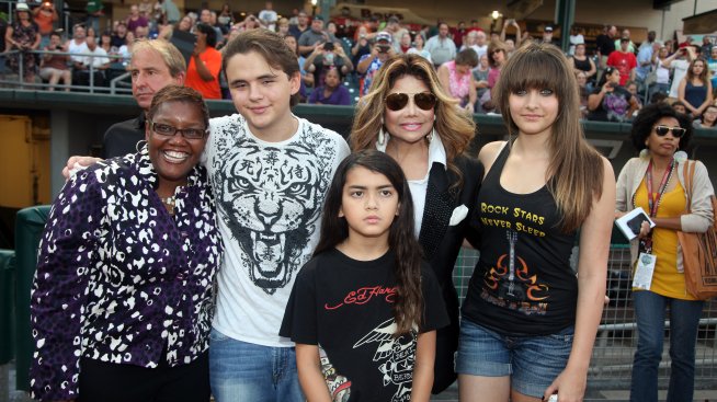 Ла Тоя Джексън пое грижата за децата на Джако