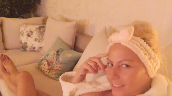 Само по халат: Жега с Камелия