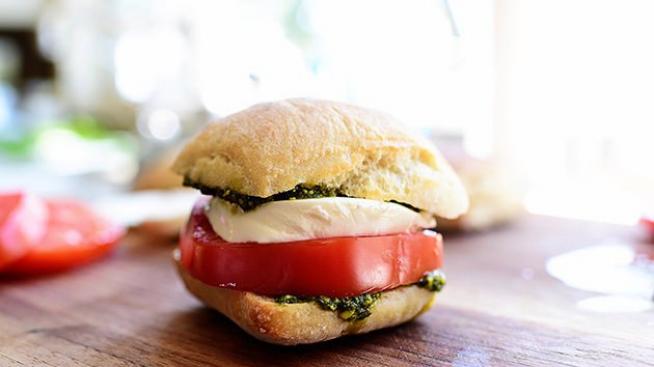 Хапки с домашно песто, моцарела и домати