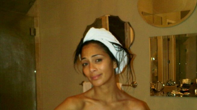 Никол се показа по хавлия