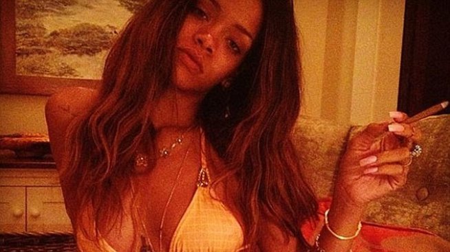 Риана демонстрира плочки на корема край басейн - отново далече от Крис Браун