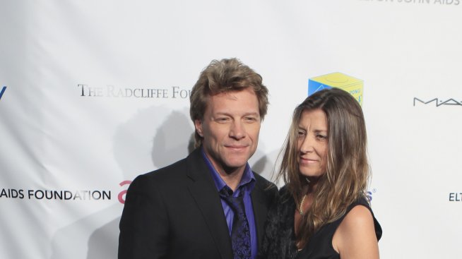 Бон Джоуви утешава семейството си след урагана Санди