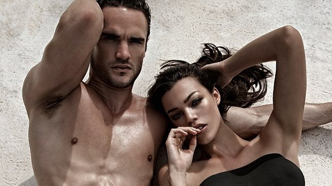 Бившият на Кели Брук изкушава с плочки и перфектен тен