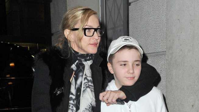 Синът на Мадона излезе на сцената с майка си