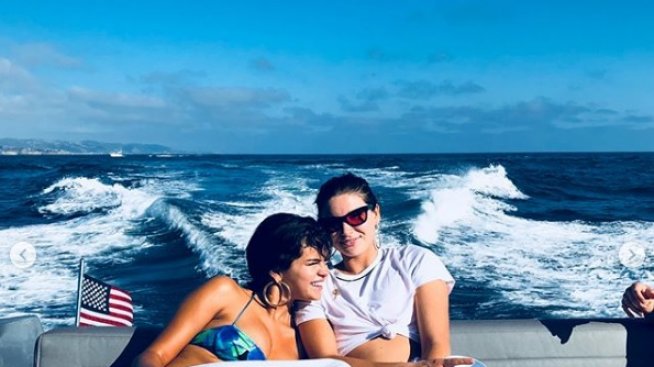 Селена Гомес се забавлява с приятелки