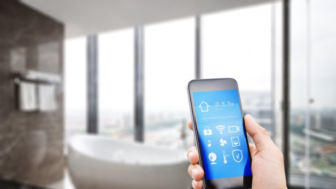 Защо не трябва да носите телефона си в тоалетната