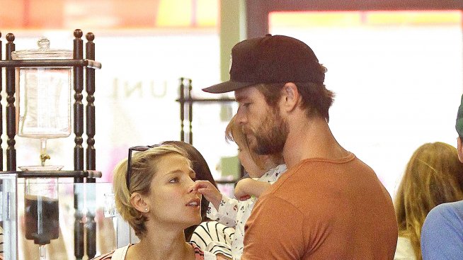 Жената на Крис Хемсуърт показа супер фигура дни след раждането