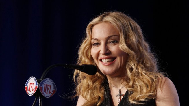 Мадона в паника, неин преследвач избягал от лудница