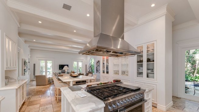 Частен плаж, кей... Влезте в имението на Лени Кравиц