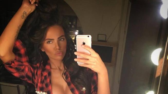 Николета разголи пак гърди, доказва, че е единствена