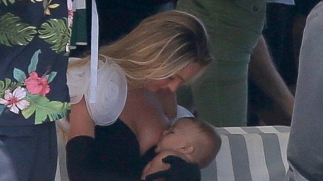 Кандис кърми 5-месечния си син по минирокля