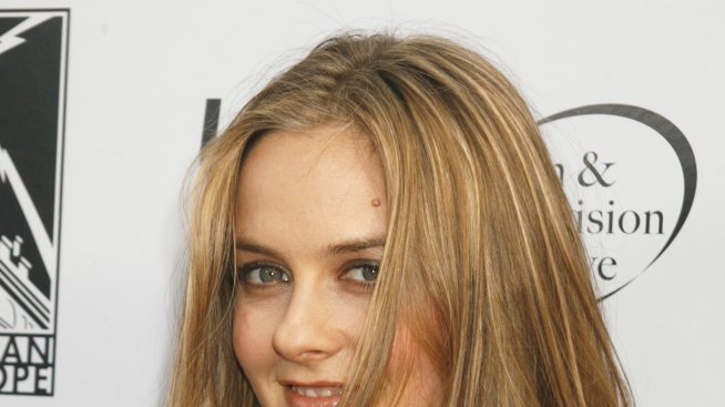 Алиша Силвърстоун храни детето си като птица (видео)