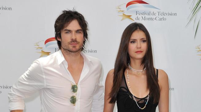 Нина Добрев показа гаджето си на награди