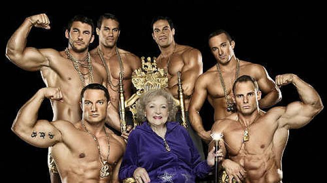 Бабчето Бети Уайт пее рап сред полуголи мъжаги (видео)