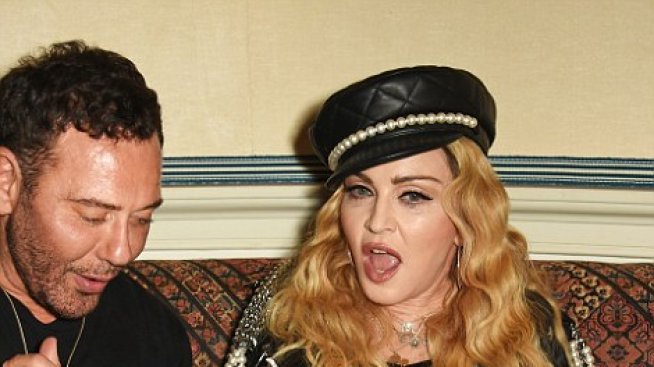 Подпийналата Мадона се забавлява с палав фотограф