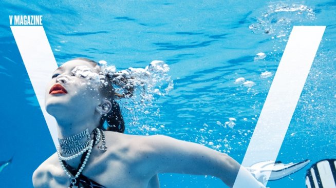 Джиджи Хадид като момиче на Бонд