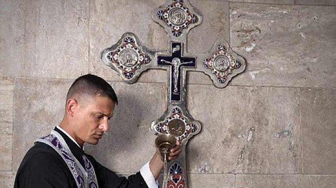 Секси „религиозен“ календар подкрепя гей браковете