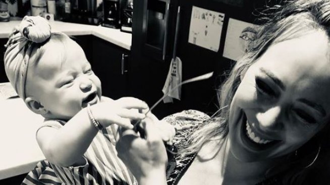 Атакуват Хилари Дъф, че пробила ушите на детето си