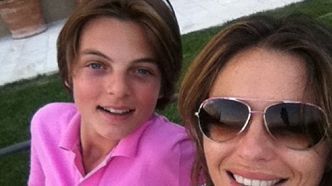 Елизабет Хърли ще прави сина си актьор