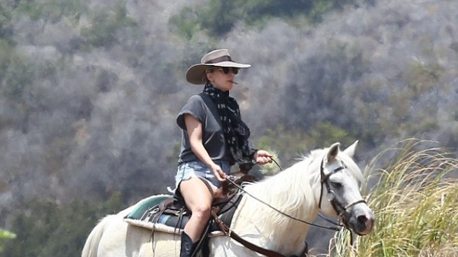 Лейди Гага си разходи коня из Малибу