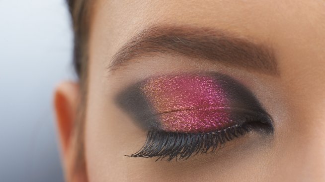 Блясък върху клепачите: Какво да имате предвид при нанасянето му?