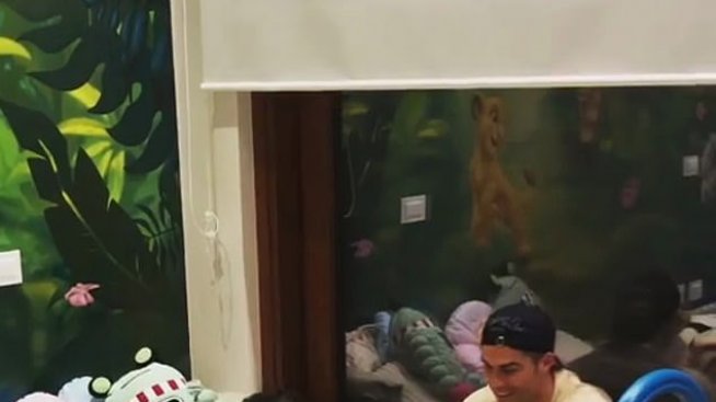 Горд Роналдо, учи по-малкия си син да рита