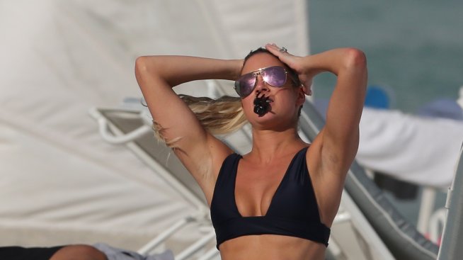 Папараци в действие: Кели Кели на плажа в Маями