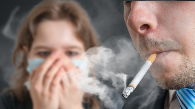 Цигареният дим по дрехите и косата вреди и на непушачите