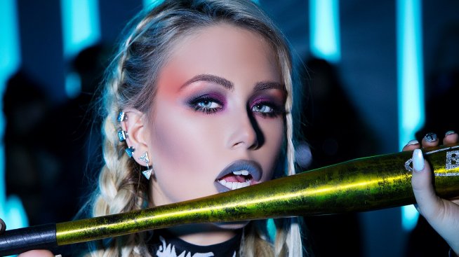 Гери-Никол възпя яката дупара, а кой ще я бара? (ВИДЕО)