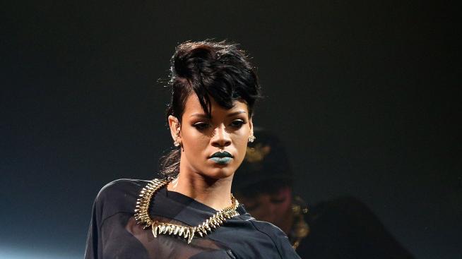 Риана и Дрейк си поръчват стриптийзьорка