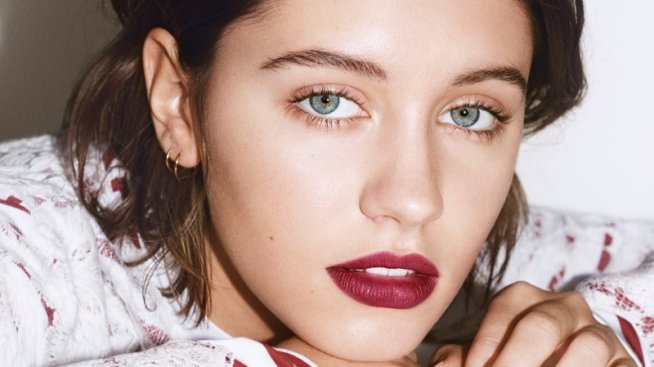 Дъщерята на Джъд Лоу проби в козметиката