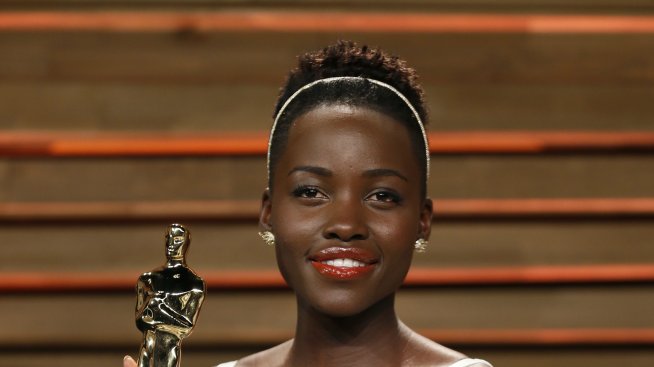 Майкъл Фасбендер излиза с Лупита Нионго?