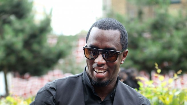 Пи Диди пуска книжле с женски задни части