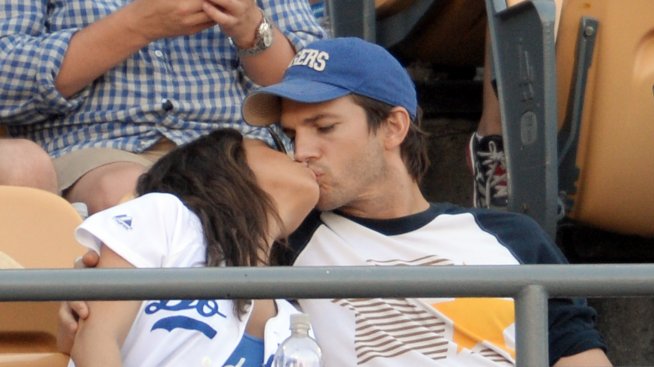 Мила и Аштън се наслаждават на любовта си открито