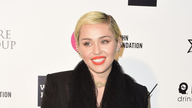 Майли Сайръс има връзка с жена